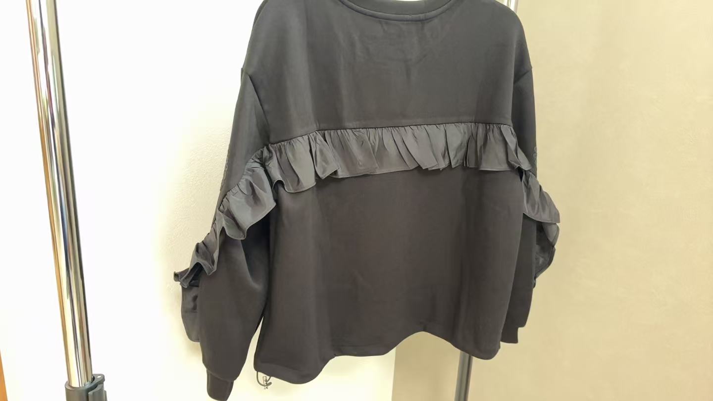 【映えトップス】袖エンブロイダリー刺繍&サイドフリル デザイントレーナー