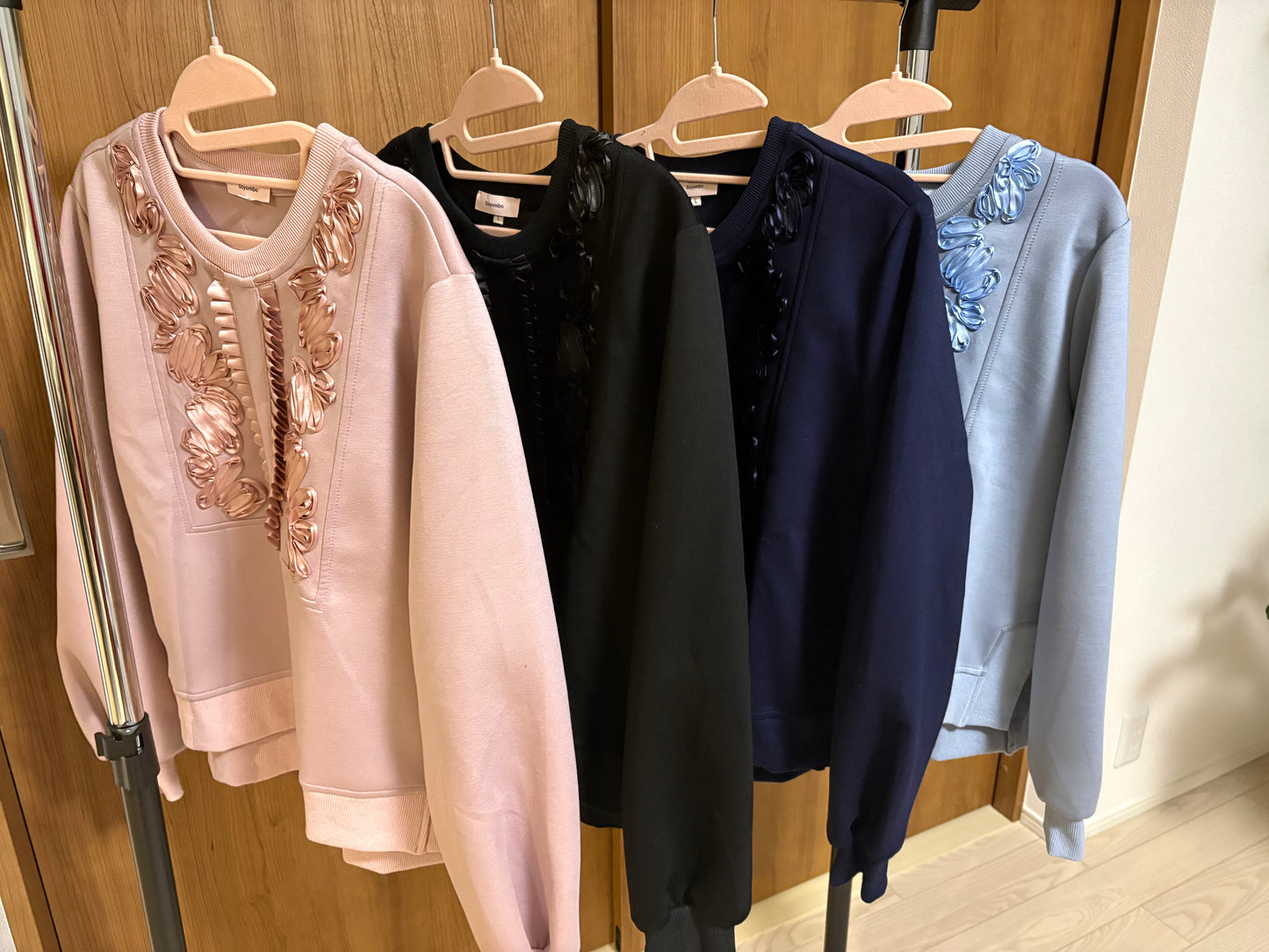 体フリルモチーフ ラインデコレーション 裾ドロスト スウェット