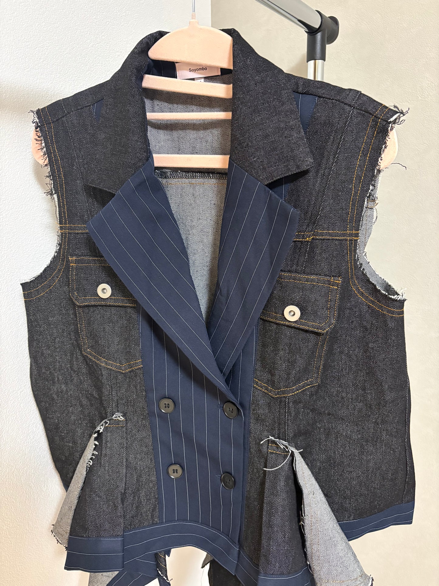ピンストライプ切り替え 再構築 デニムベスト(アシンメトリーヘム)