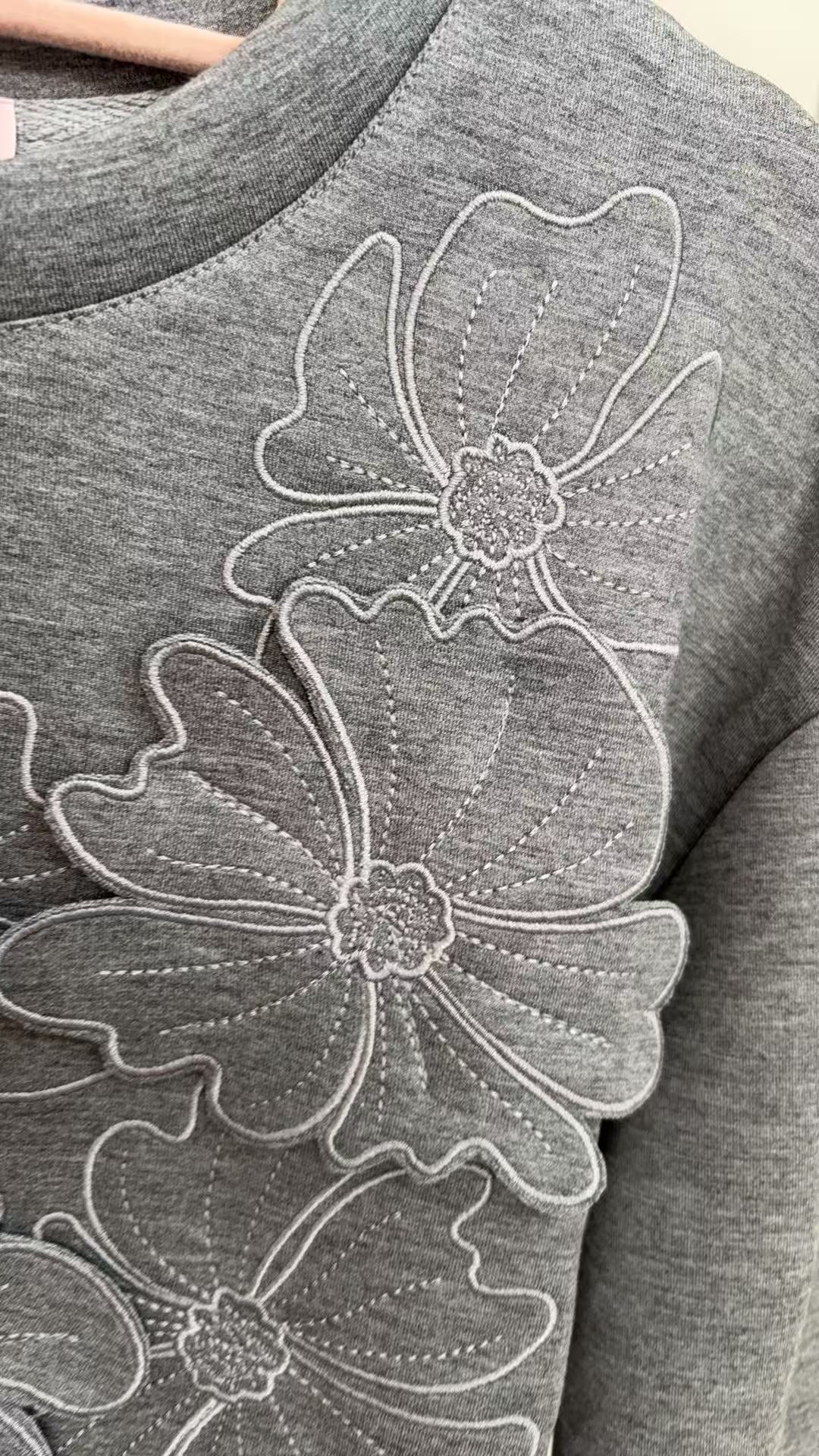 3Dモチーフ×袖ギャザー スウェットプルオーバー（全4色）