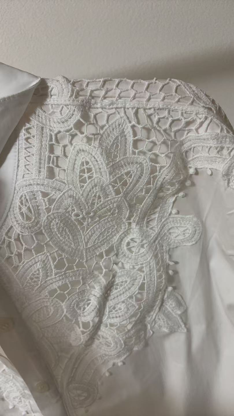 Lace-switched design shirt/striped 