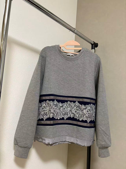 フロントフラワー刺繍×サテンライン 裾ドロスト デザイントップス（全3色）