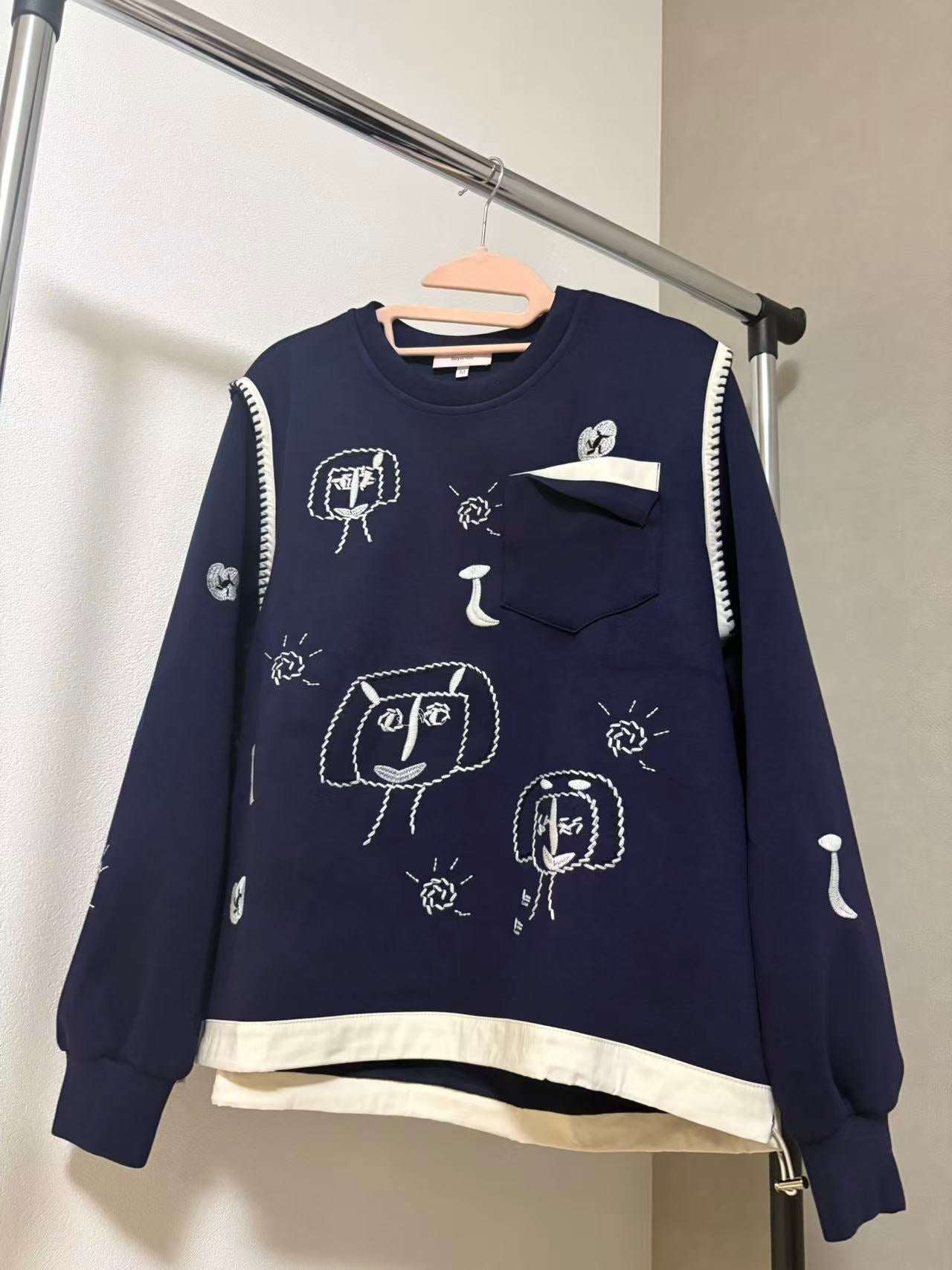 【大人遊び心】フェイスイラスト刺繍 ブランケットステッチ 裾ドロストトップス（全3色）