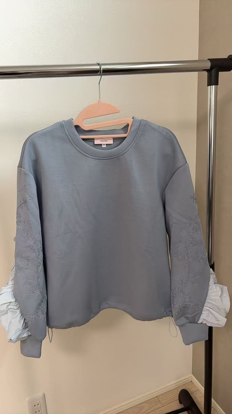 【映えトップス】袖エンブロイダリー刺繍＆サイドフリル デザイントレーナー