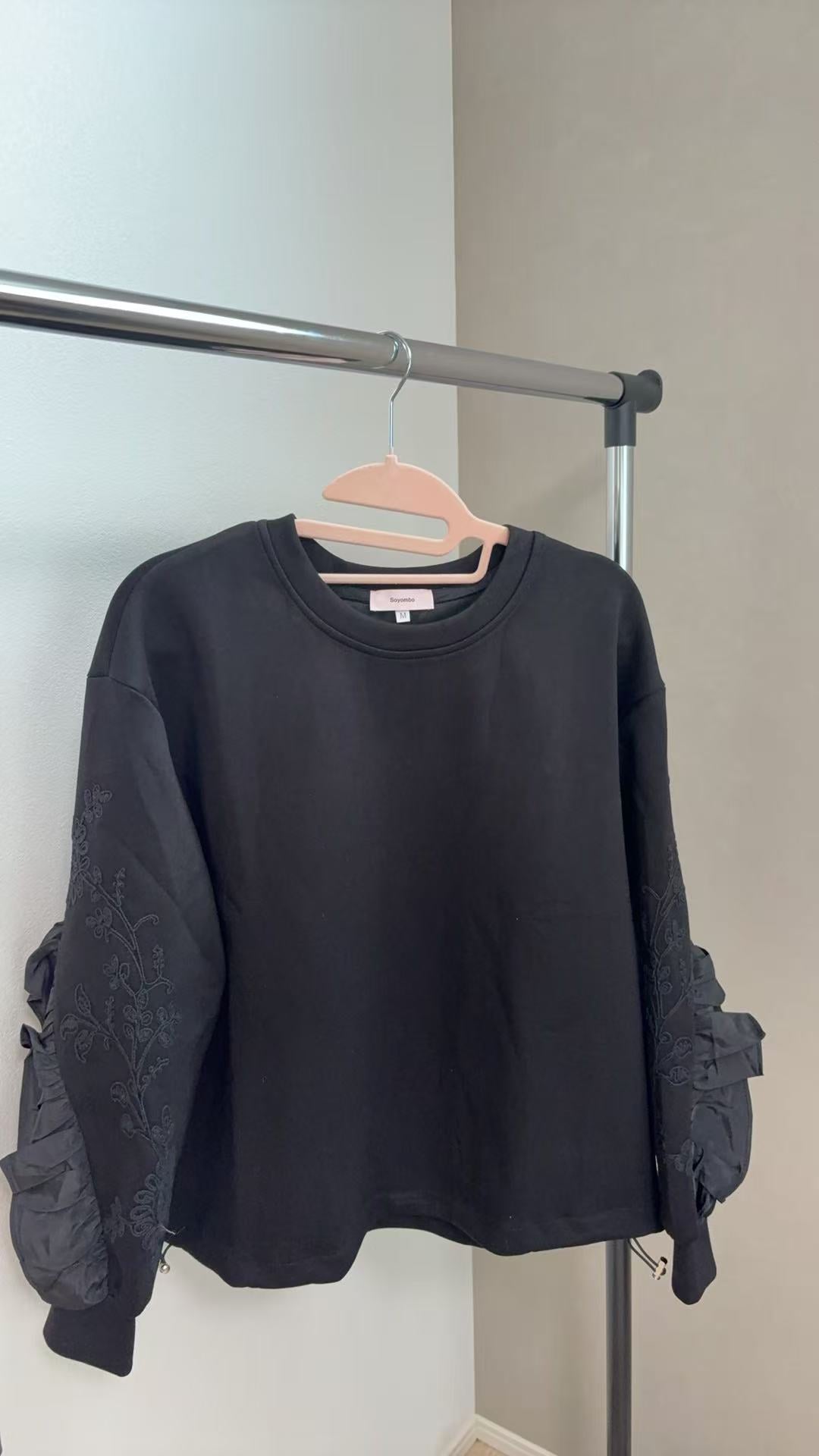 【映えトップス】袖エンブロイダリー刺繍＆サイドフリル デザイントレーナー