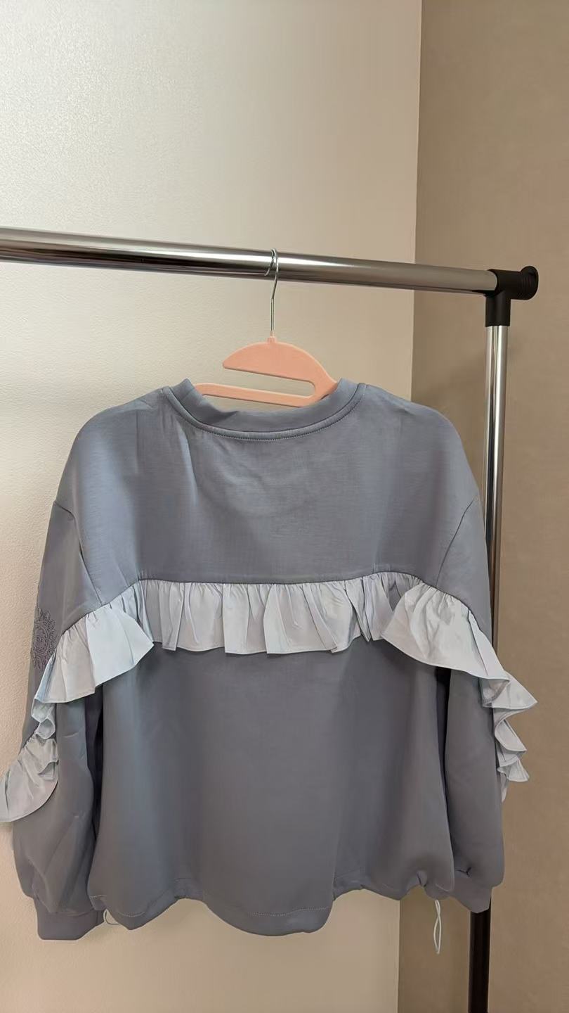 【映えトップス】袖エンブロイダリー刺繍＆サイドフリル デザイントレーナー