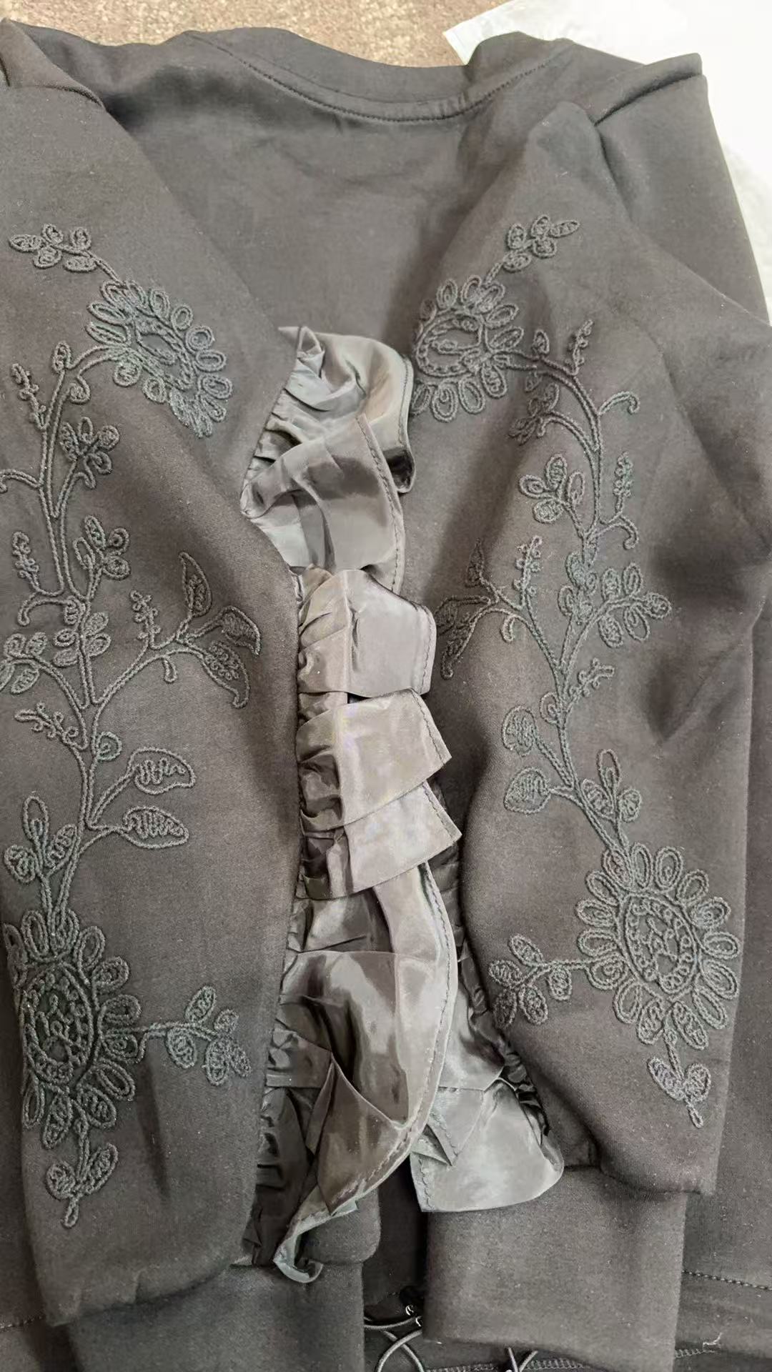 【映えトップス】袖エンブロイダリー刺繍＆サイドフリル デザイントレーナー