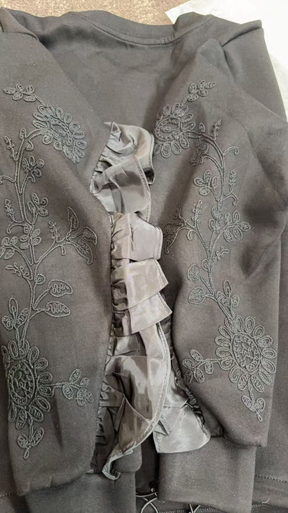 【映えトップス】袖エンブロイダリー刺繍＆サイドフリル デザイントレーナー