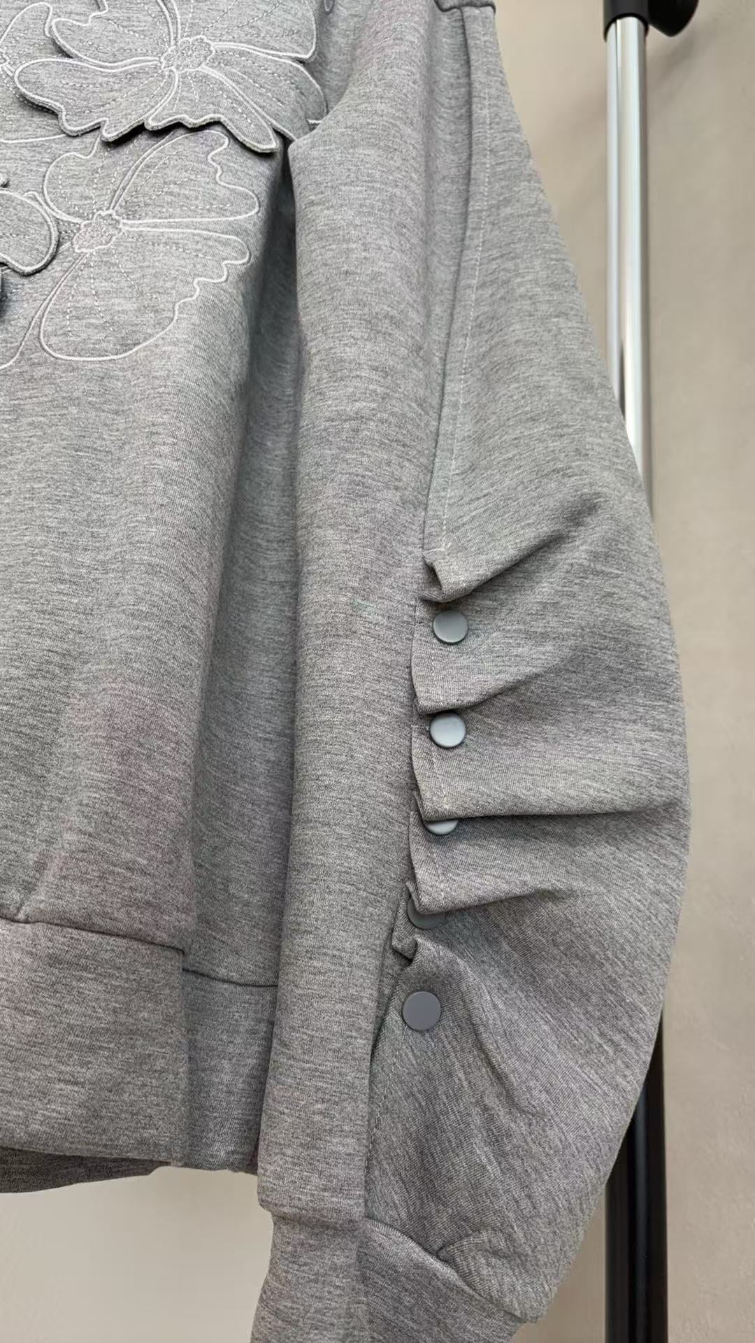 3Dモチーフ×袖ギャザー スウェットプルオーバー（全4色）