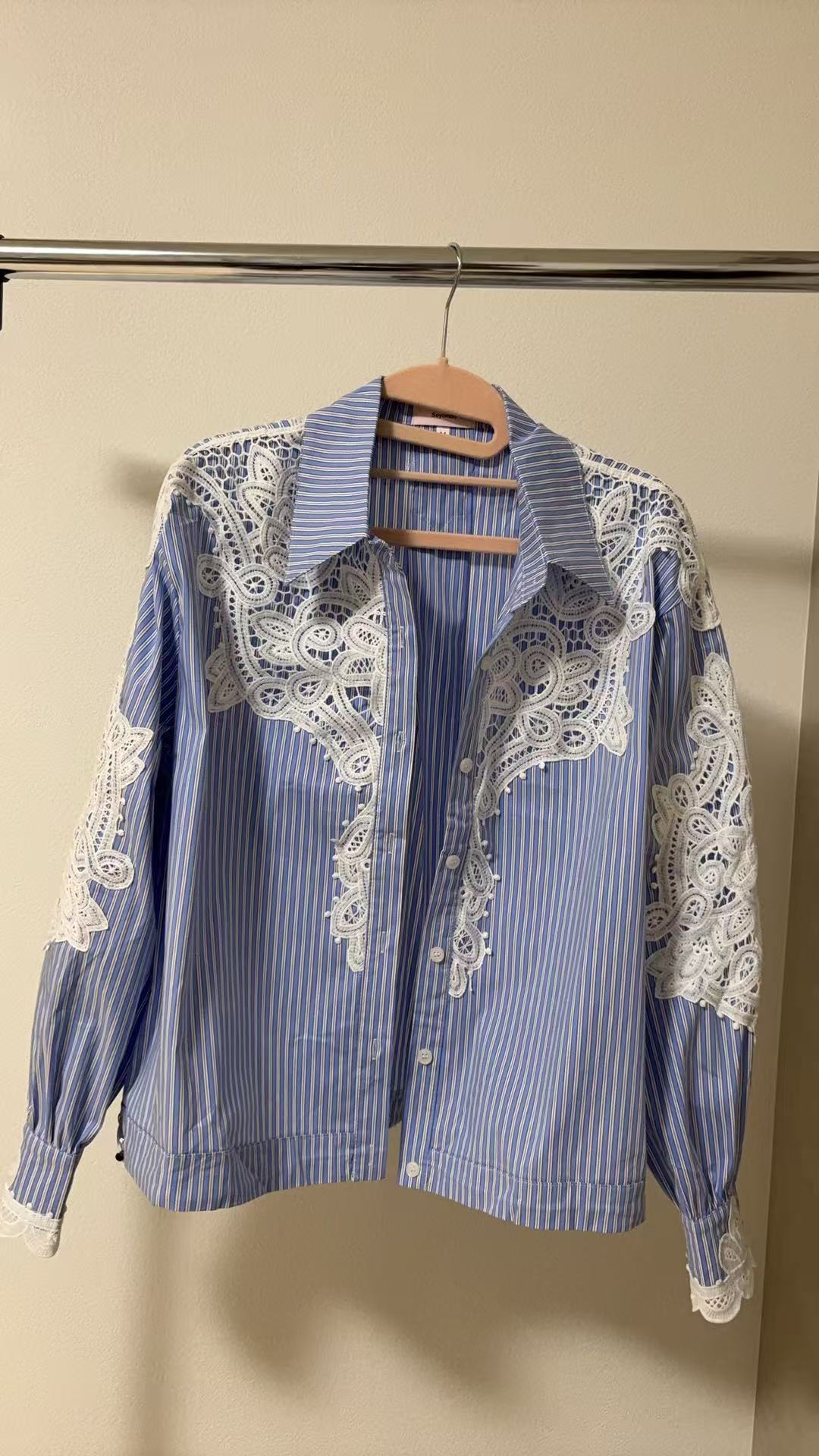 Lace-switched design shirt/striped 