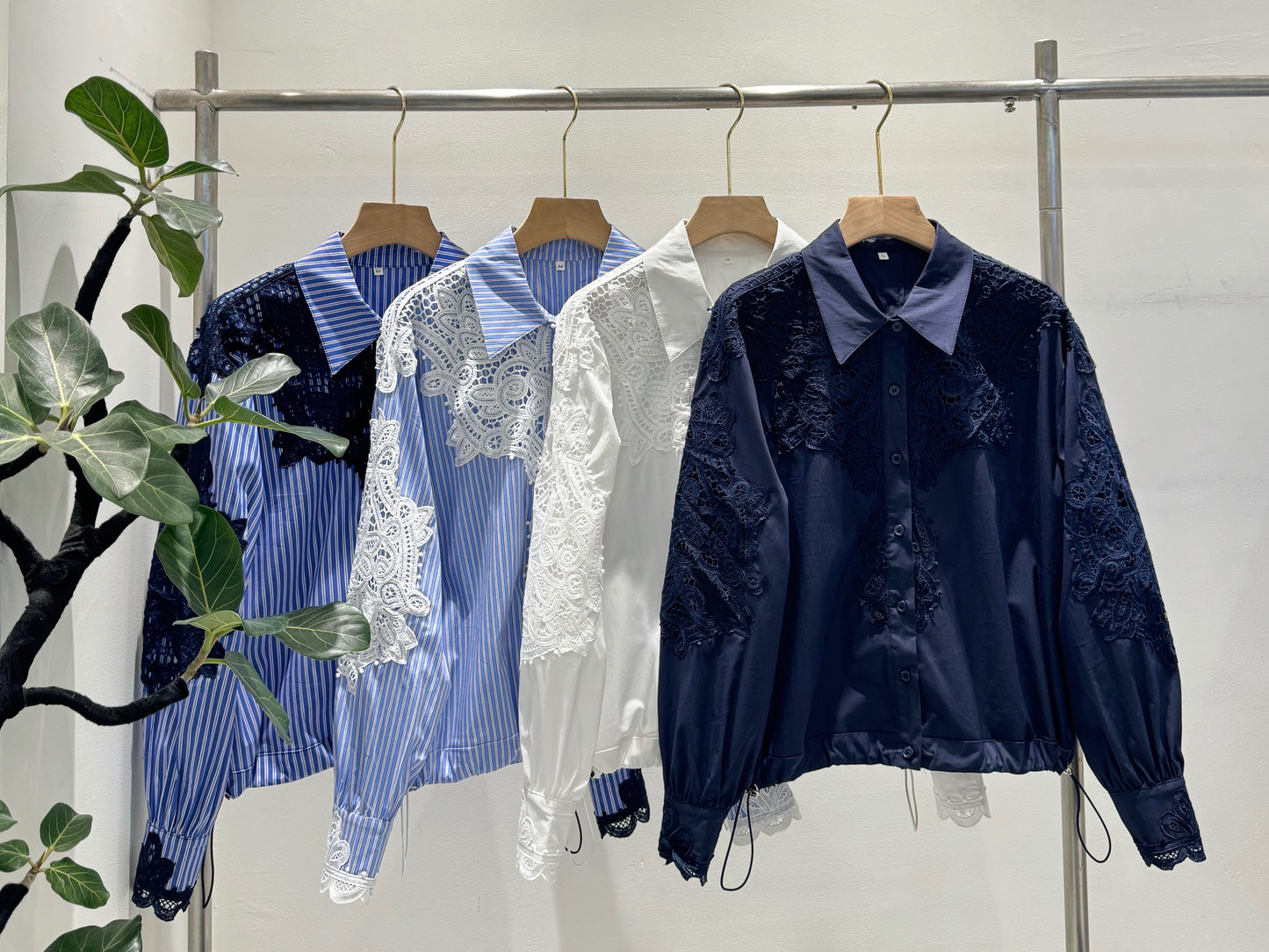 Lace-switched design shirt/striped 