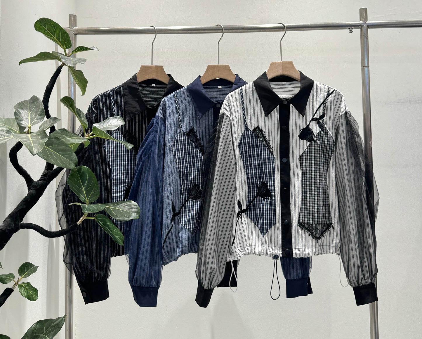 大人の遊び心を纏う。チェック切替×チュールスリーブ ストライプシャツ