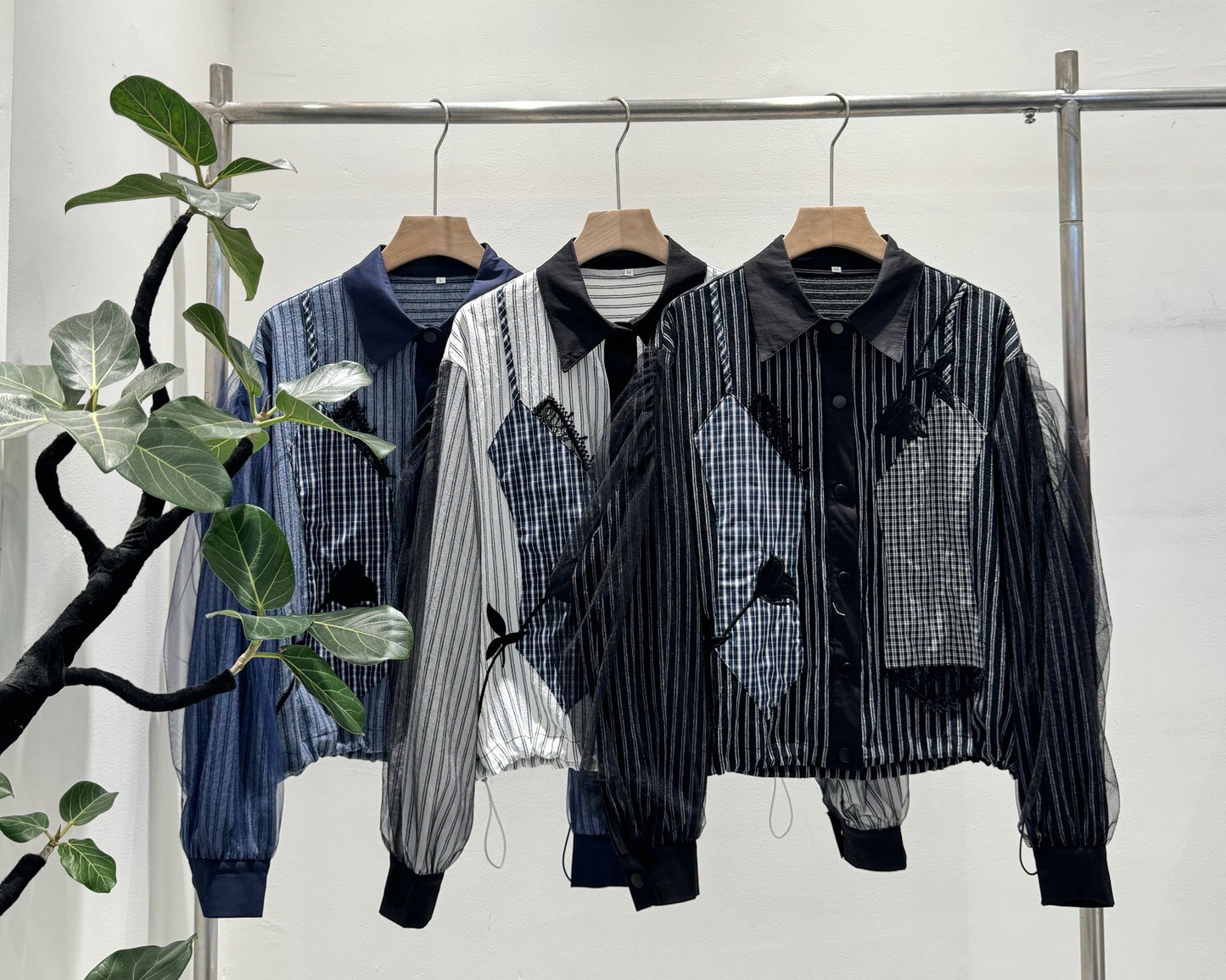 大人の遊び心を纏う。チェック切替×チュールスリーブ ストライプシャツ