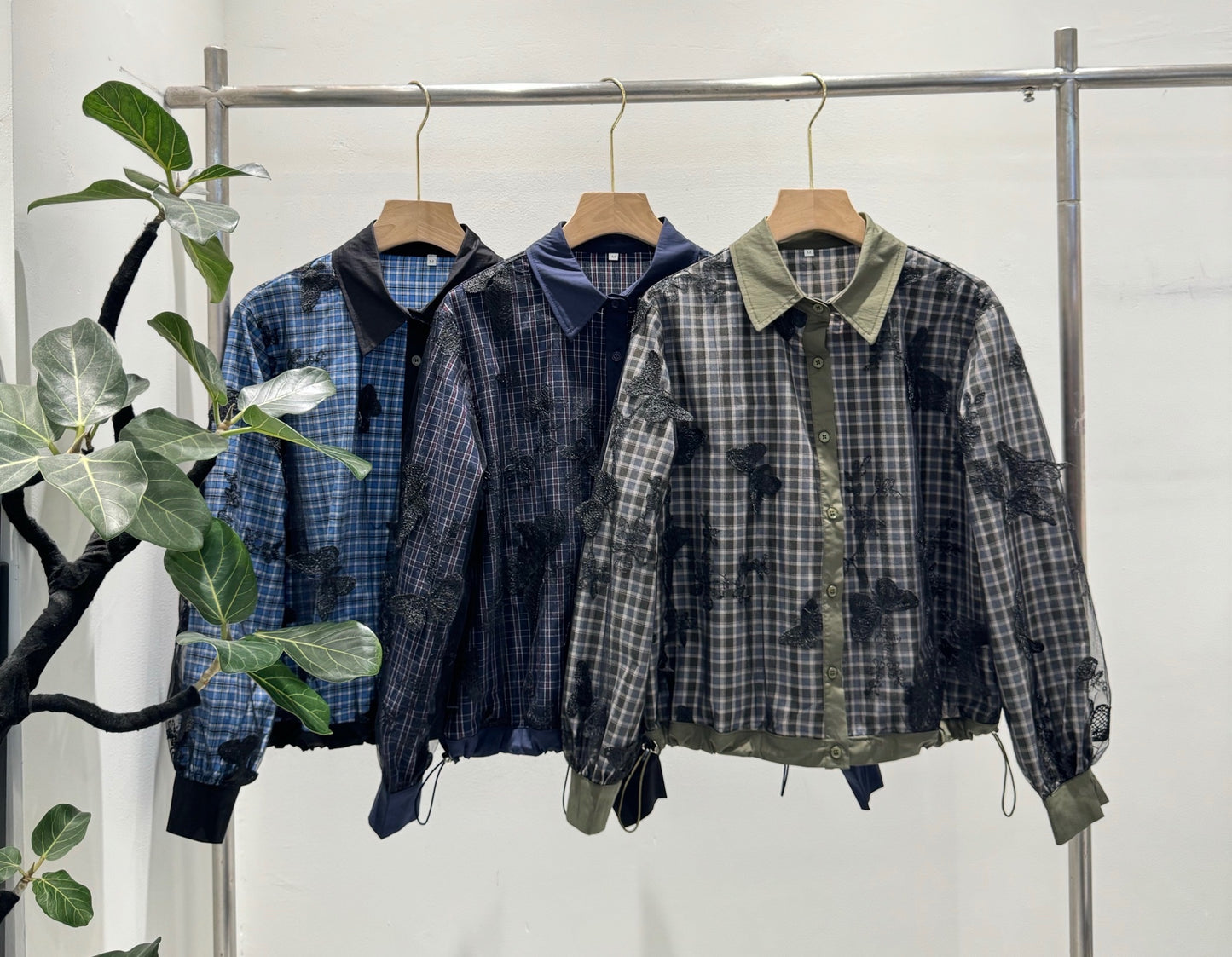 【幻想的な美しさ】バタフライ刺繍×チュール重ね チェック柄デザインシャツ