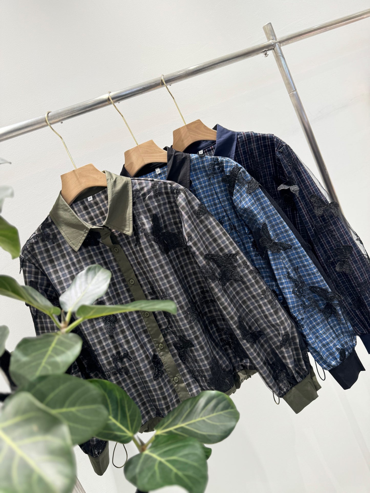 【幻想的な美しさ】バタフライ刺繍×チュール重ね チェック柄デザインシャツ