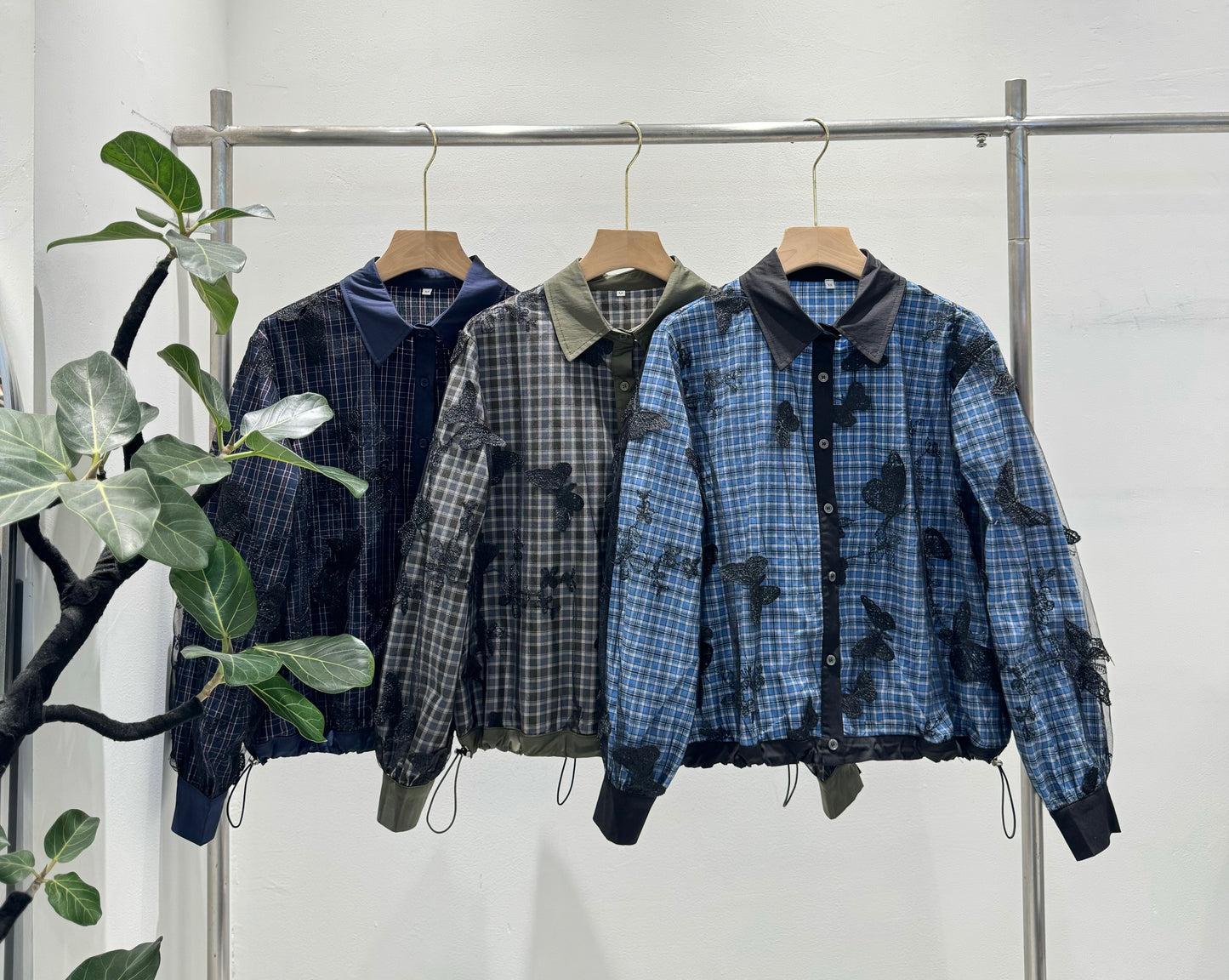 【幻想的な美しさ】バタフライ刺繍×チュール重ね チェック柄デザインシャツ