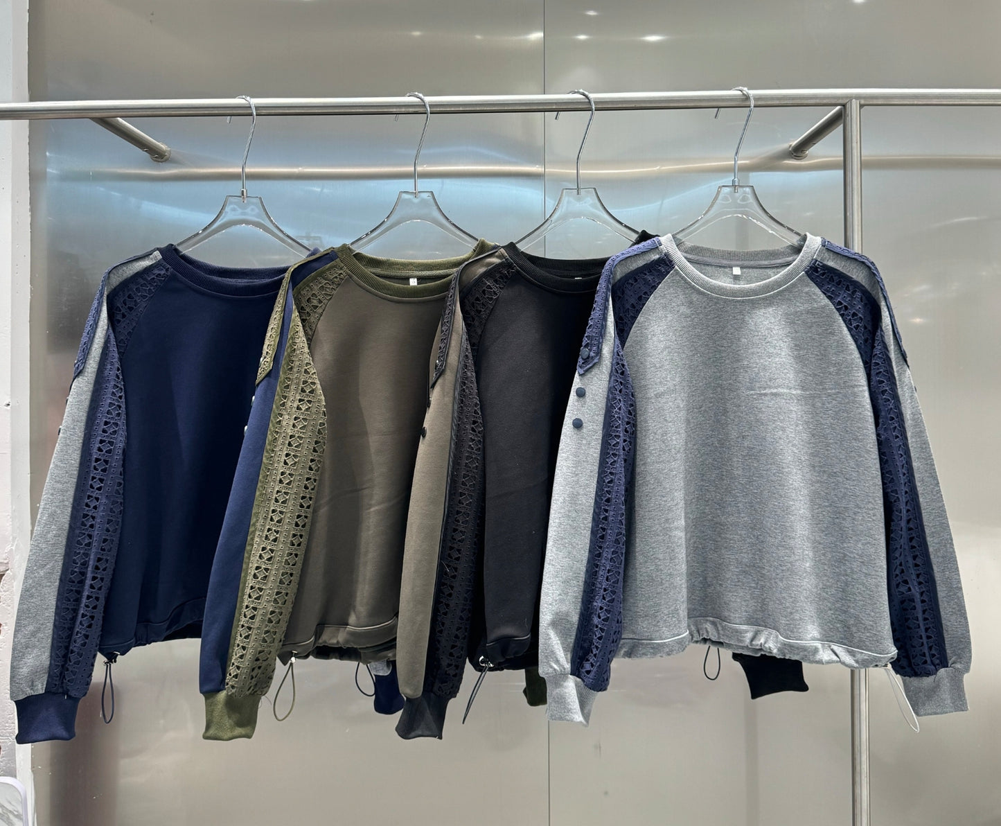 カットワークレース切替 飾りボタン付き ラグランスリーブトップス（全4色）