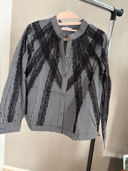 美シルエット Vラインレース切替 バンドカラー 裾ドロストトップス