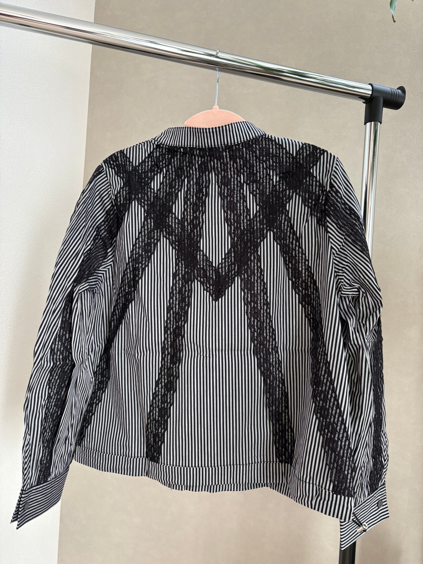 美シルエット Vラインレース切替 バンドカラー 裾ドロストトップス