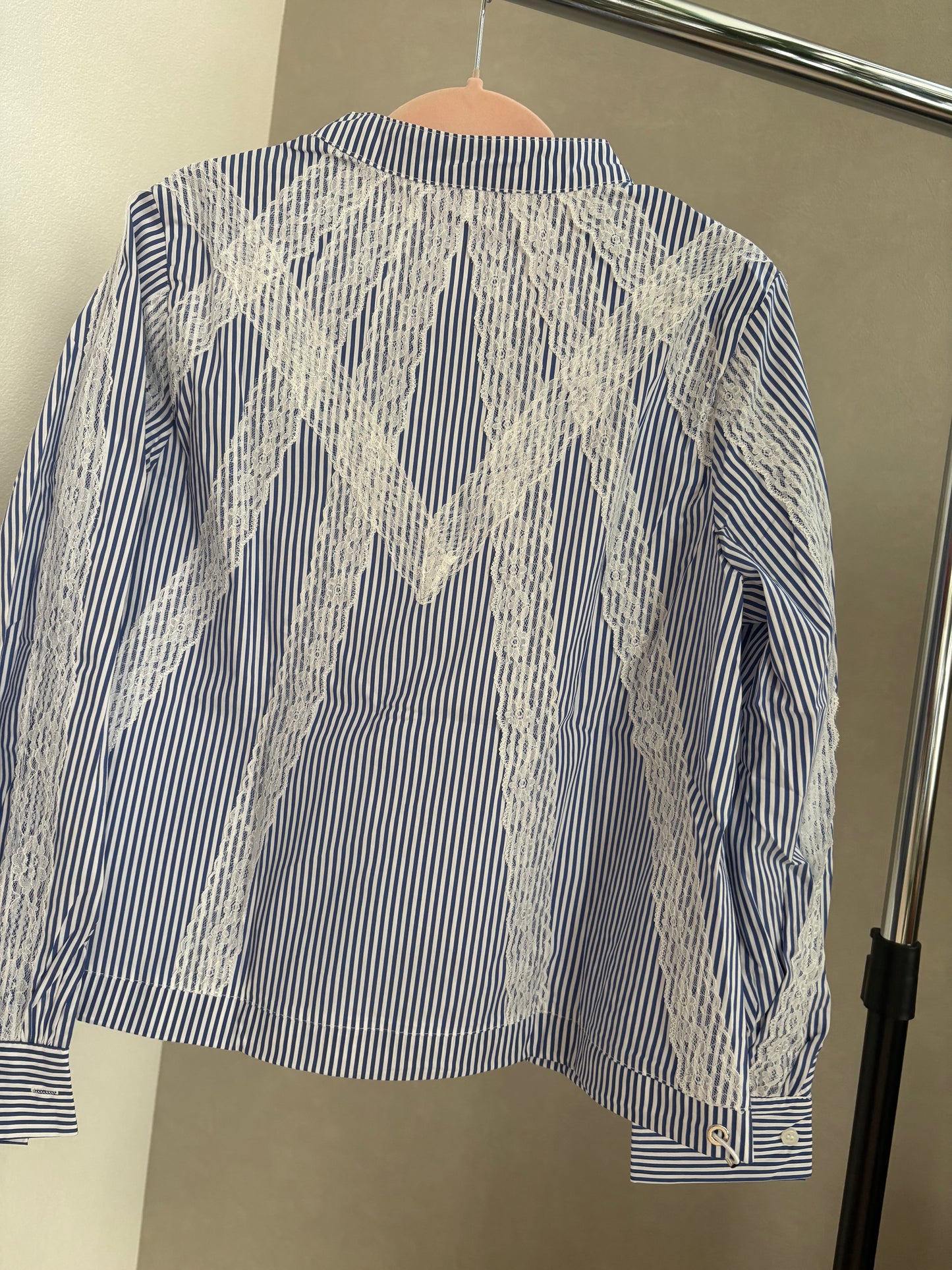 美シルエット Vラインレース切替 バンドカラー 裾ドロストトップス