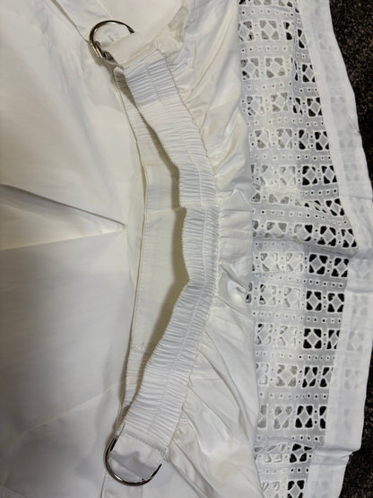 繊細なレース切り替えが印象的なミディ丈スカート。