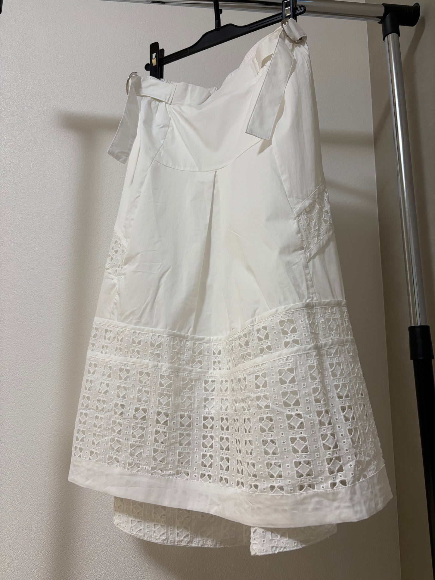 繊細なレース切り替えが印象的なミディ丈スカート。