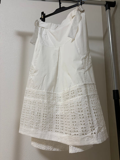 繊細なレース切り替えが印象的なミディ丈スカート。