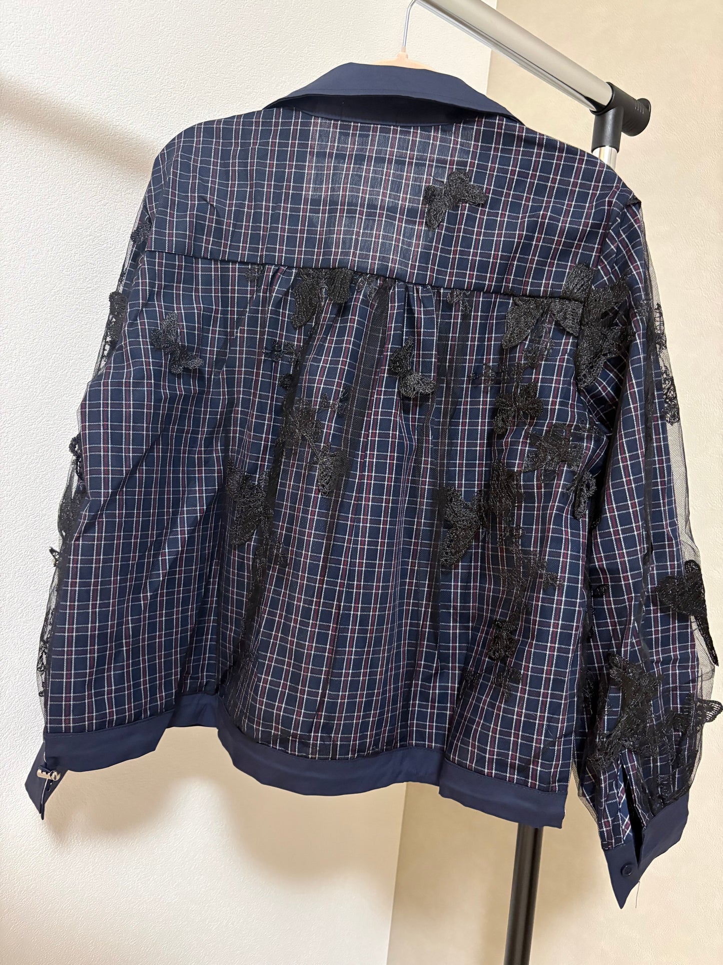 【幻想的な美しさ】バタフライ刺繍×チュール重ね チェック柄デザインシャツ