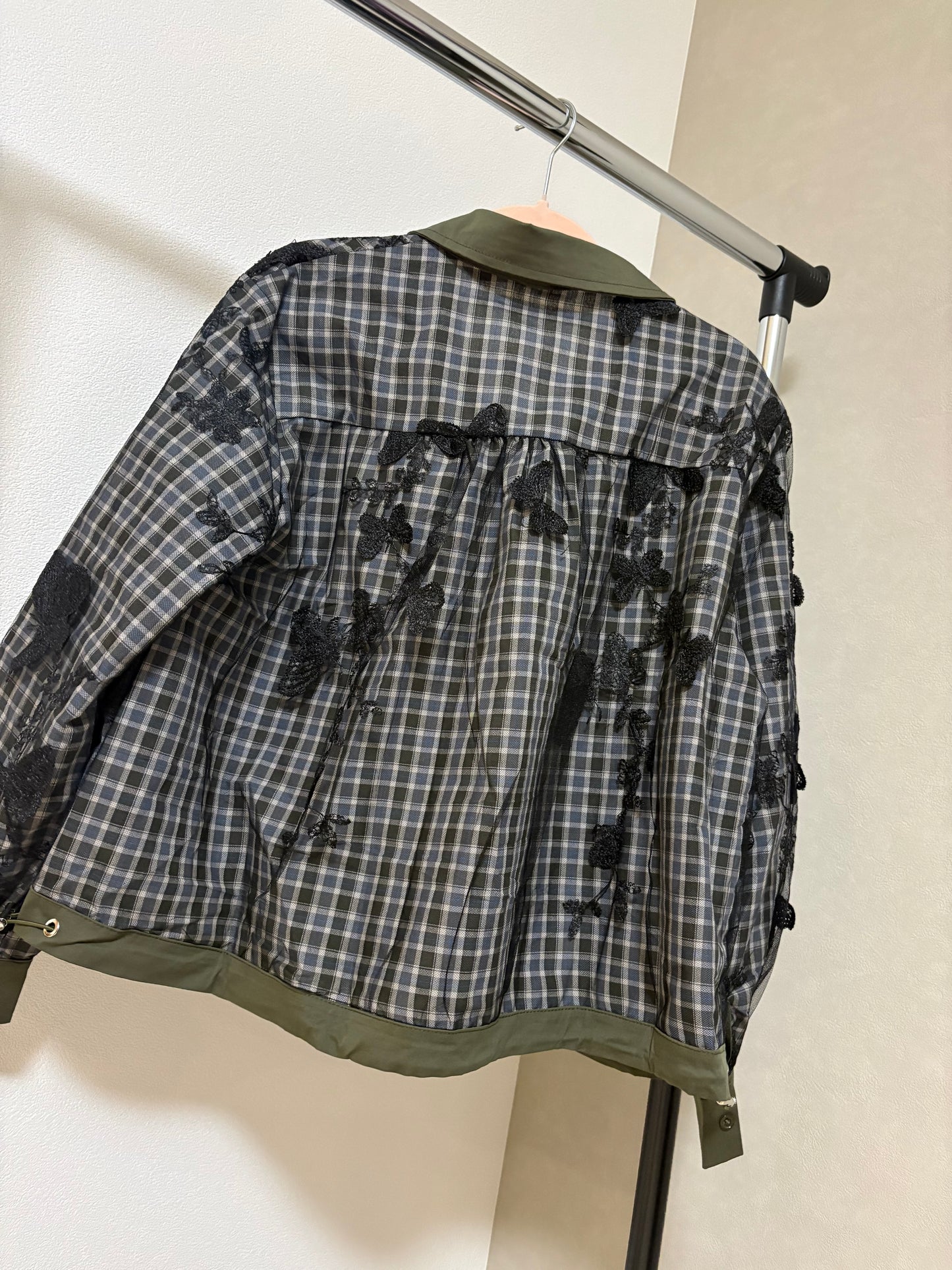 【幻想的な美しさ】バタフライ刺繍×チュール重ね チェック柄デザインシャツ