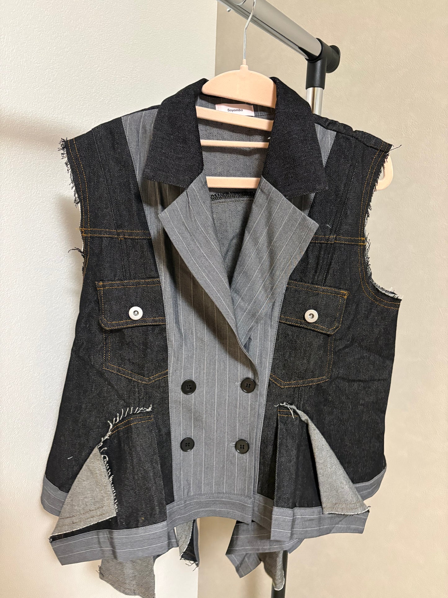 ピンストライプ切り替え 再構築 デニムベスト（アシンメトリーヘム）