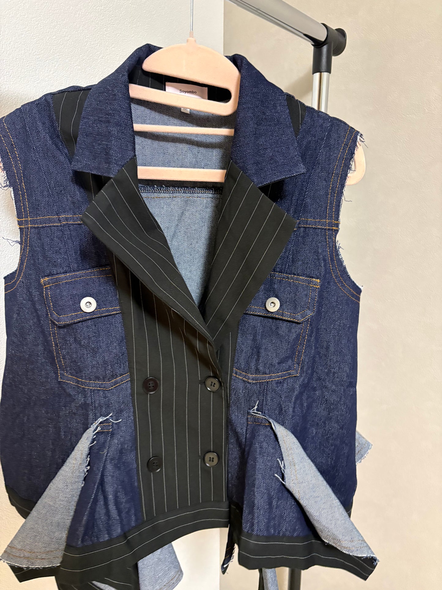 ピンストライプ切り替え 再構築 デニムベスト（アシンメトリーヘム）