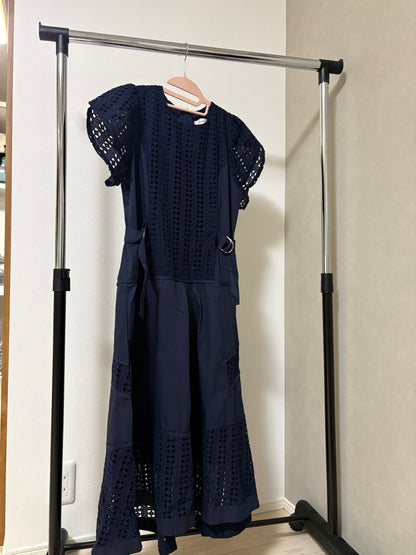 [1枚で完成する気品]幾何学カットワークレース切替 サイドベルト付 ロングワンピース
