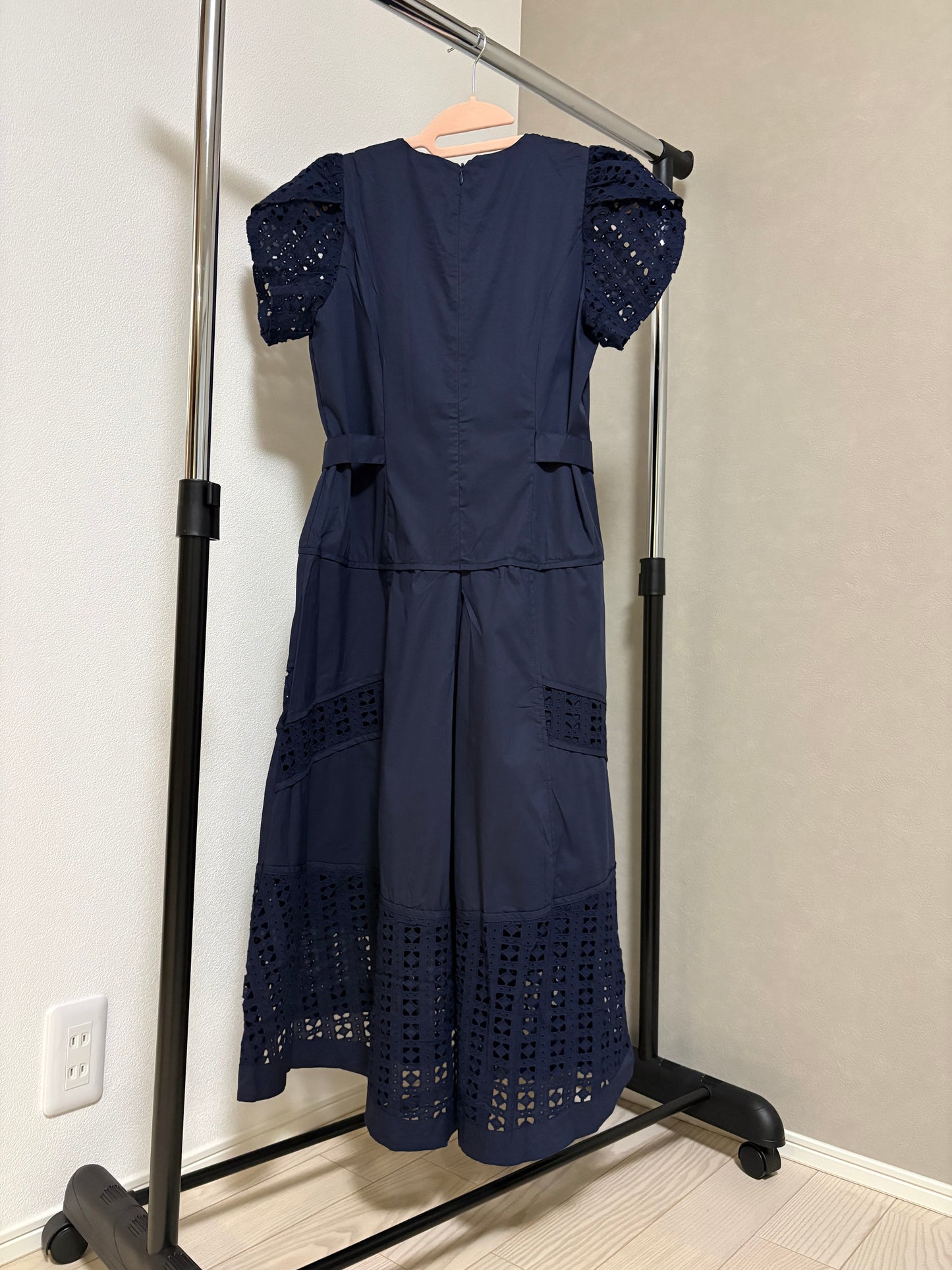 [1枚で完成する気品]幾何学カットワークレース切替 サイドベルト付 ロングワンピース