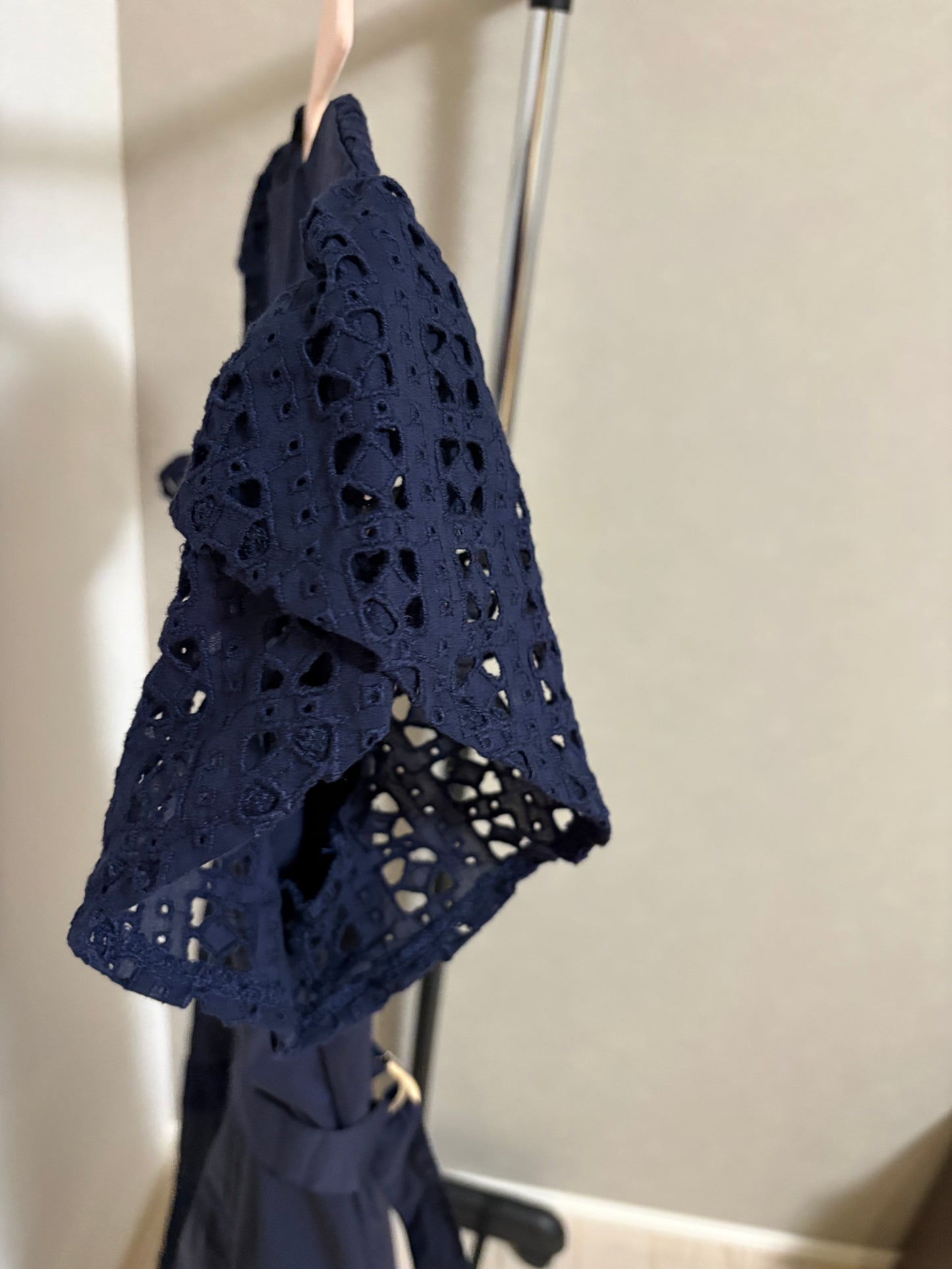 [1枚で完成する気品]幾何学カットワークレース切替 サイドベルト付 ロングワンピース