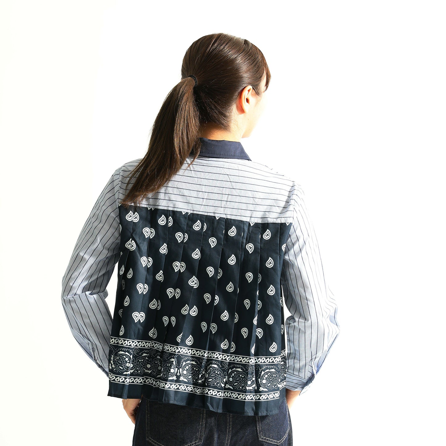 大人カジュアルを楽しむ。異素材切り替え バンダナパネル ストライプシャツ