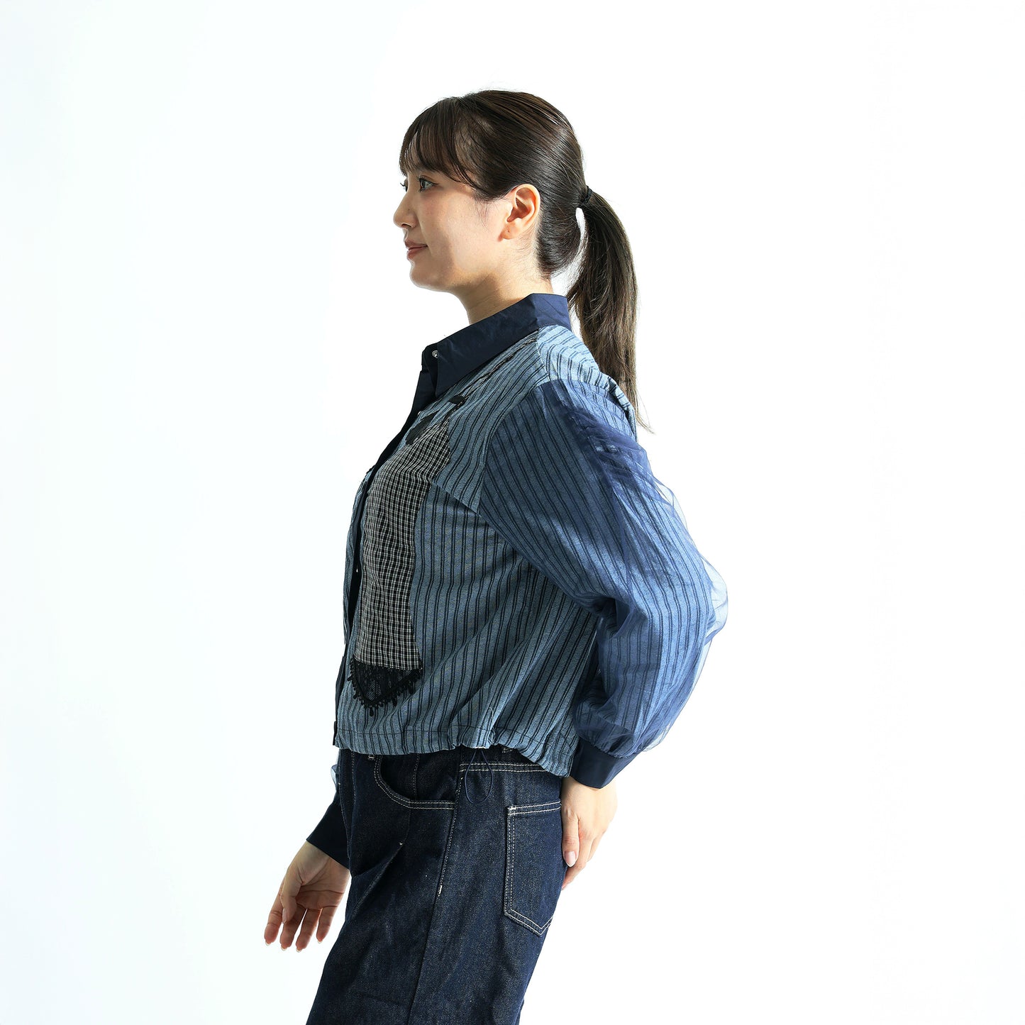 大人の遊び心を纏う。チェック切替×チュールスリーブ ストライプシャツ