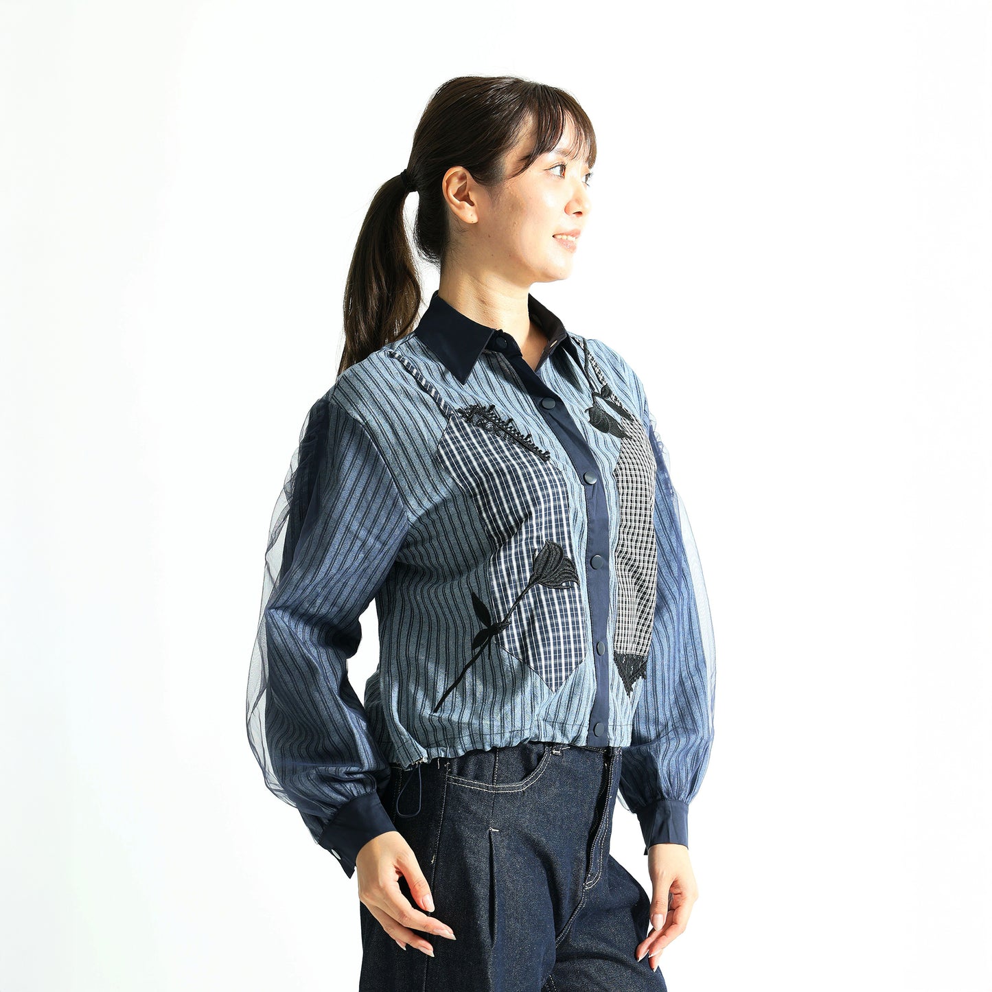 大人の遊び心を纏う。チェック切替×チュールスリーブ ストライプシャツ