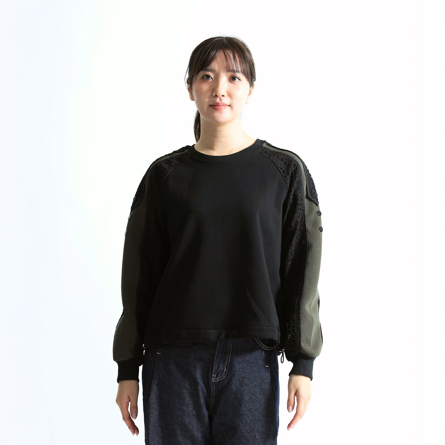 カットワークレース切替 飾りボタン付き ラグランスリーブトップス（全4色）