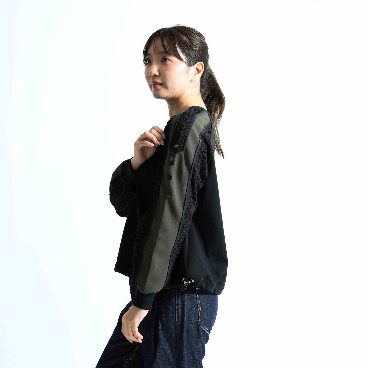 カットワークレース切替 飾りボタン付き ラグランスリーブトップス（全4色）