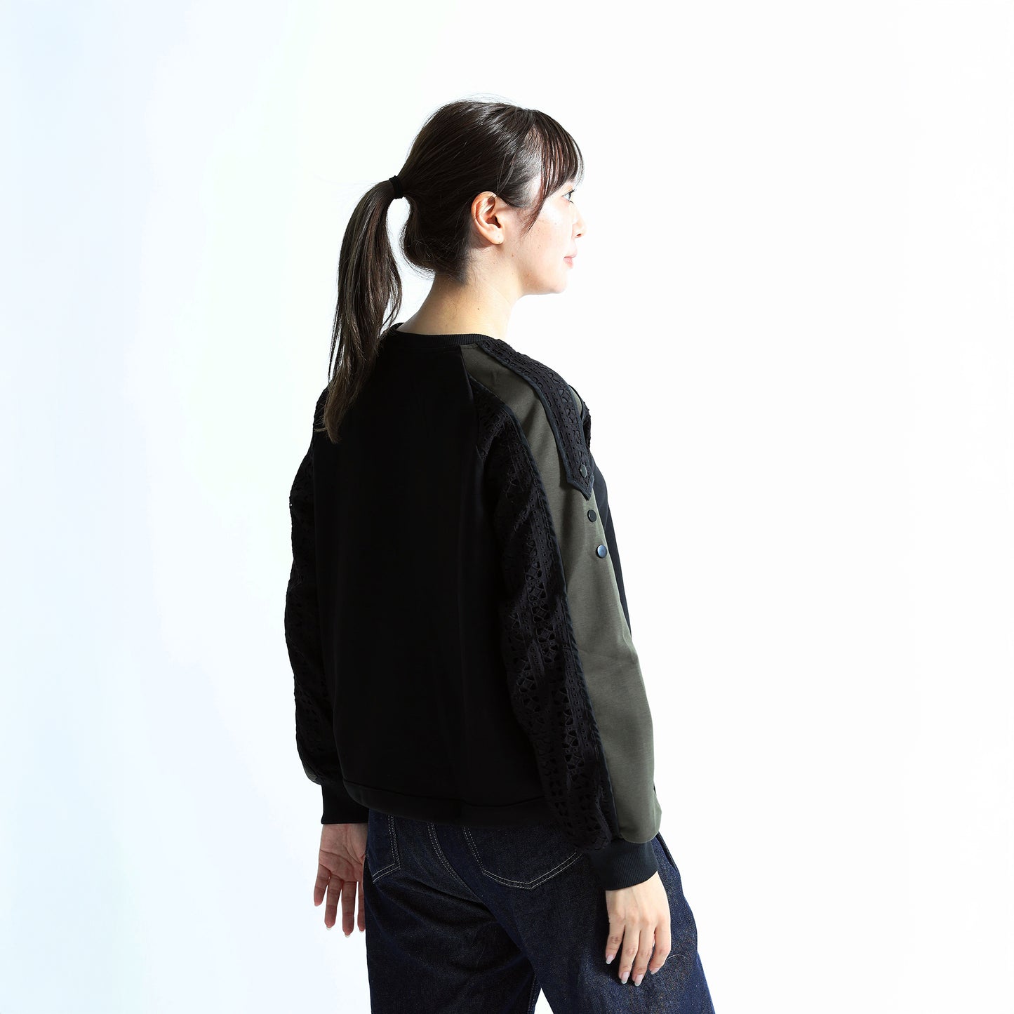 カットワークレース切替 飾りボタン付き ラグランスリーブトップス（全4色）