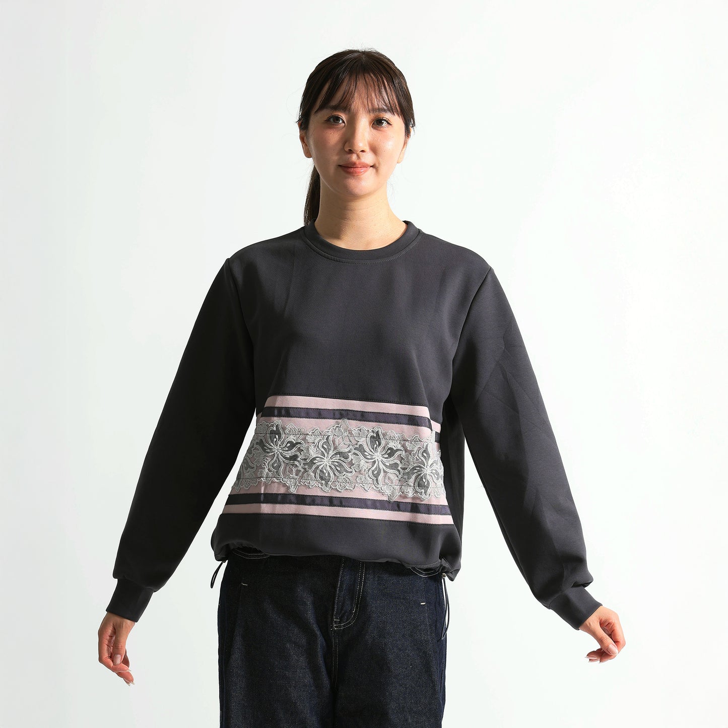 フロントフラワー刺繍×サテンライン 裾ドロスト デザイントップス（全3色）