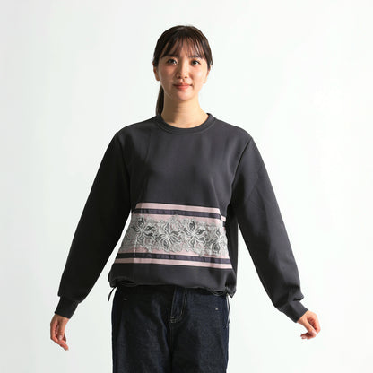 フロントフラワー刺繍×サテンライン 裾ドロスト デザイントップス（全3色）