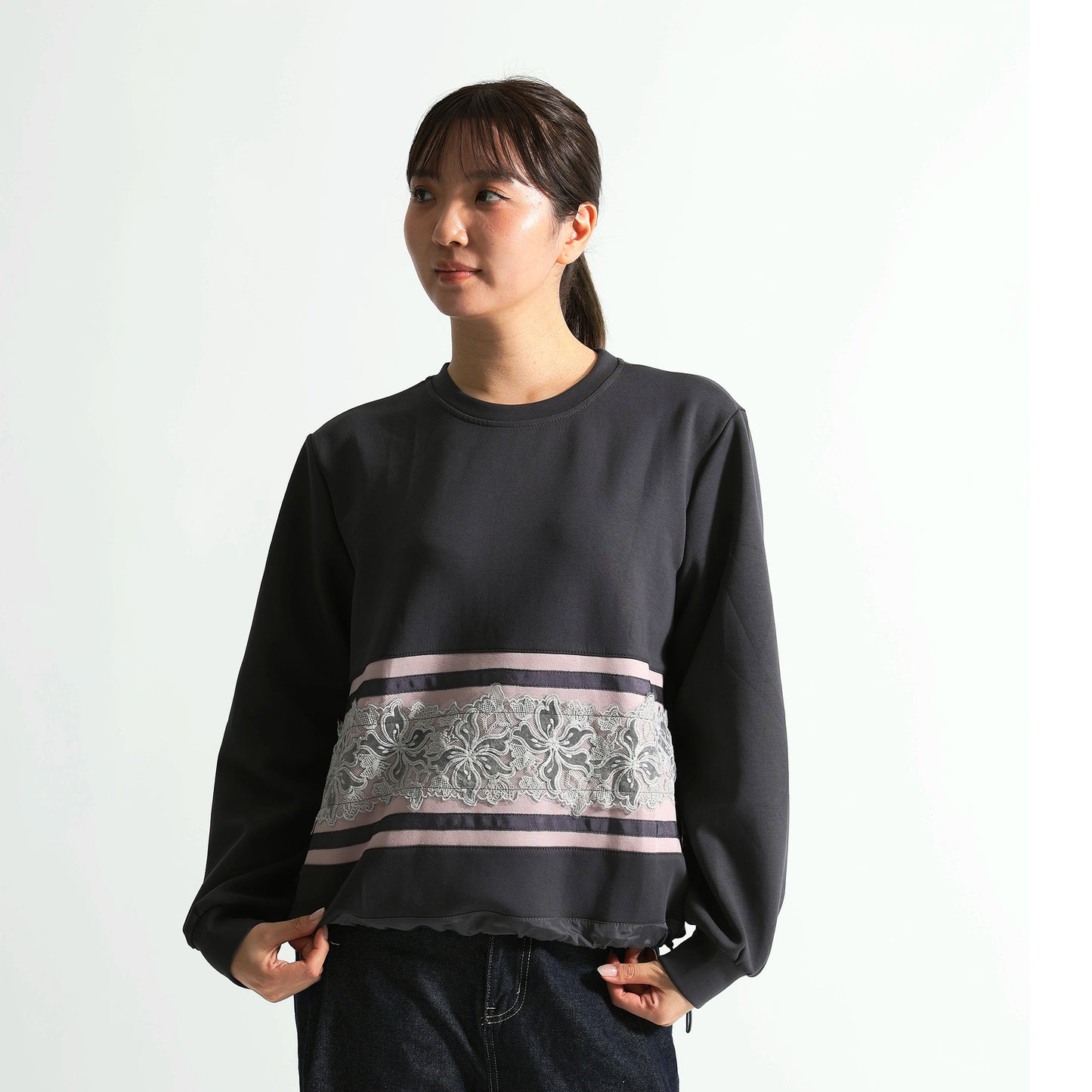 フロントフラワー刺繍×サテンライン 裾ドロスト デザイントップス（全3色）