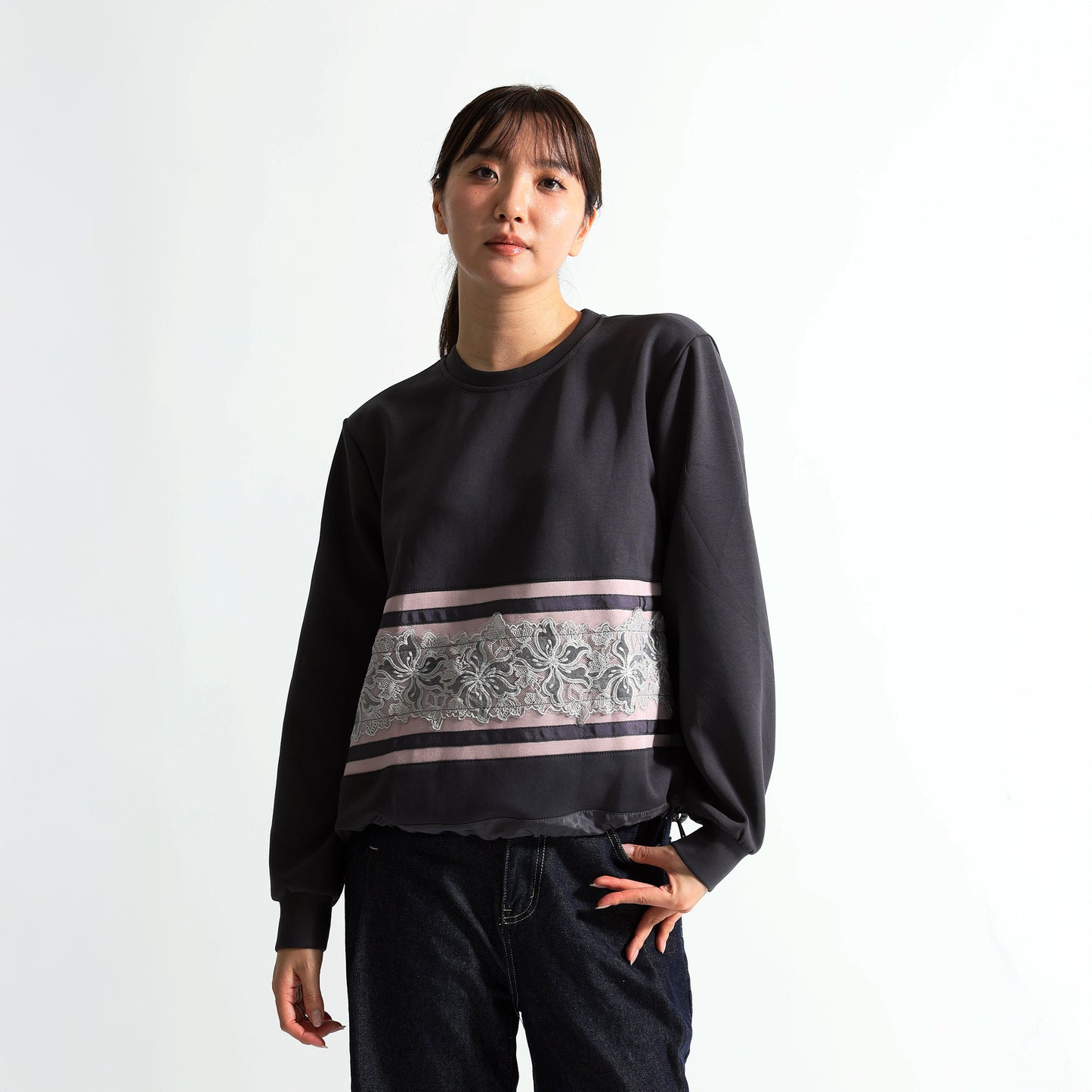 フロントフラワー刺繍×サテンライン 裾ドロスト デザイントップス（全3色）