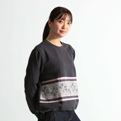 フロントフラワー刺繍×サテンライン 裾ドロスト デザイントップス（全3色）