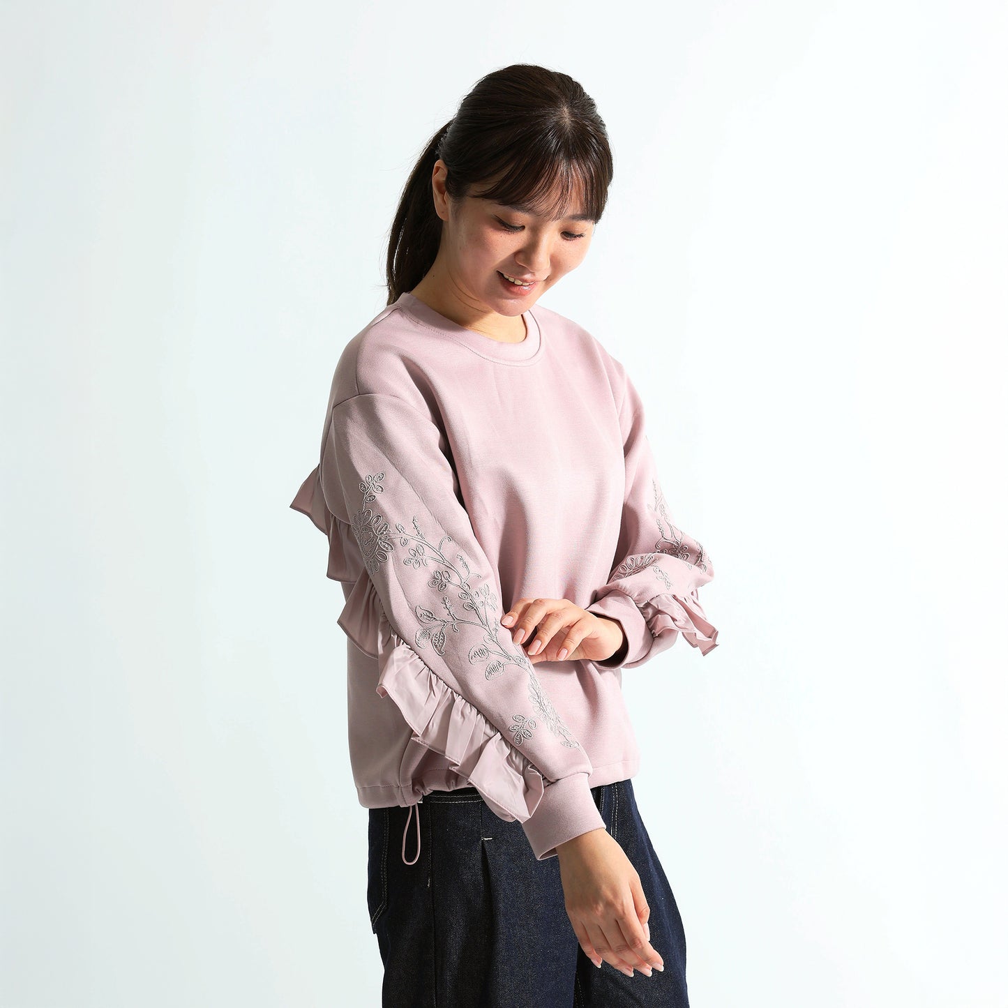 【映えトップス】袖エンブロイダリー刺繍＆サイドフリル デザイントレーナー