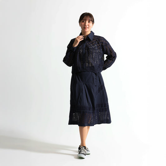 繊細なレース切り替えが印象的なミディ丈スカート。