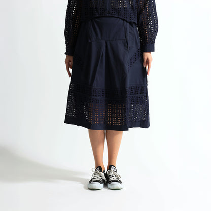 繊細なレース切り替えが印象的なミディ丈スカート。