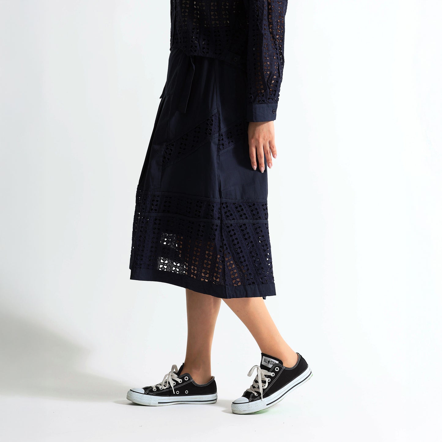 繊細なレース切り替えが印象的なミディ丈スカート。