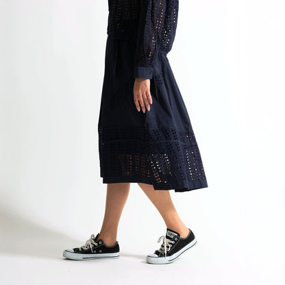 繊細なレース切り替えが印象的なミディ丈スカート。